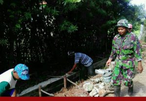 https://seputarmadura.com/wp-content/uploads/2019/02/Tumbuhkan-Karya-Bhakti-Babinsa-Raas-Sumenep-Bantu-Warga-Membuat-Drainase.jpg
