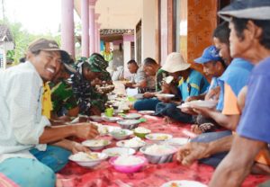 https://seputarmadura.com/wp-content/uploads/2019/03/Ciptakan-Suasana-Keakraban-Satgas-TMMD-Sumenep-Nikmati-Masakan-Warga.jpg