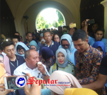 https://seputarmadura.com/wp-content/uploads/2019/03/Istri-Cawapres-Sandiaga-Uno-Cuci-Muka-di-Taman-Sare-Kompleks-Keraton-Sumenep.jpg