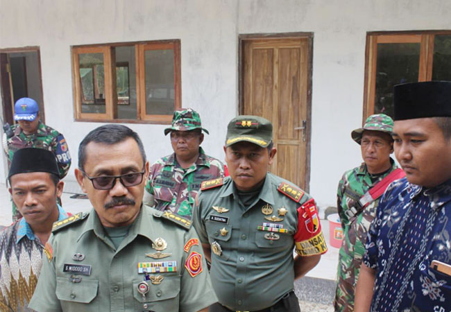 https://seputarmadura.com/wp-content/uploads/2019/03/Kolonel-Inf-Jupri-Widodo-Kunjungi-TMMD-104-Kodim-0827-Sumenep.jpg