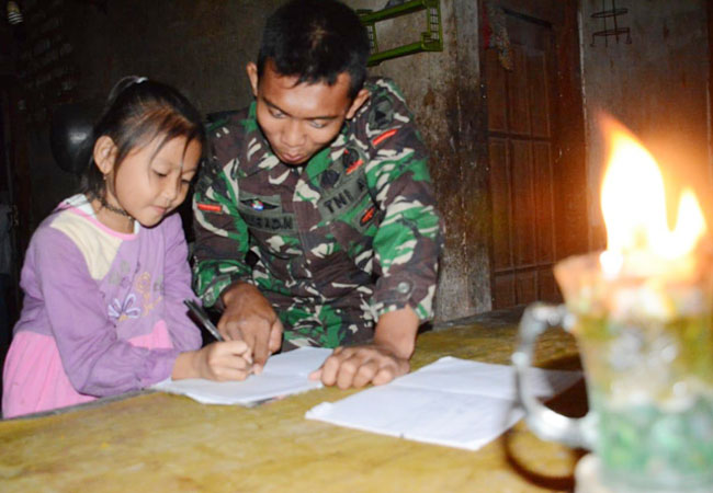 https://seputarmadura.com/wp-content/uploads/2019/03/Listrik-Padam-Fatonah-Tetap-Semangat-Belajar-Dengan-Penerangan-Seadanya-Bersama-TNI.jpg