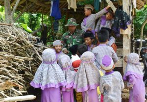 https://seputarmadura.com/wp-content/uploads/2019/03/Mengobati-Rasa-Rindu-Praka-Iqbal-Romadhan-Bermain-Dengan-Anak-Anak-Di-Lokasi-TMMD-Sumenep.jpg