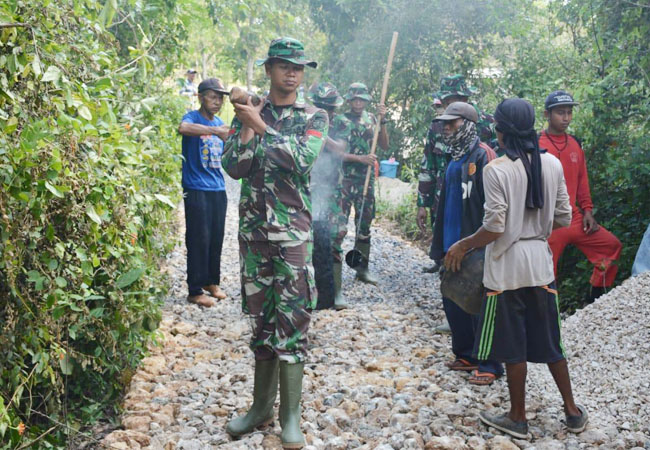 https://seputarmadura.com/wp-content/uploads/2019/03/Pengaspalan-Jalan-Desa-Terus-Dikerjakan-Satgas-TMMD-Sumenep.jpg