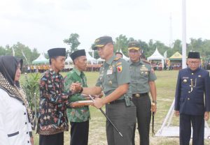 Penyerahan Bantuan Pangdam Tutup TMMD