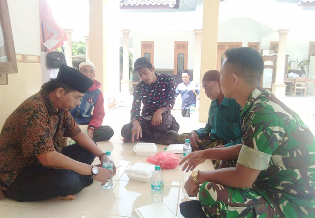 https://seputarmadura.com/wp-content/uploads/2019/04/Babinsa-Koramil-0827-13-Rubaru-Sumenep-Melaksanakan-Komsos-Dengan-Warga-Binaan.jpg