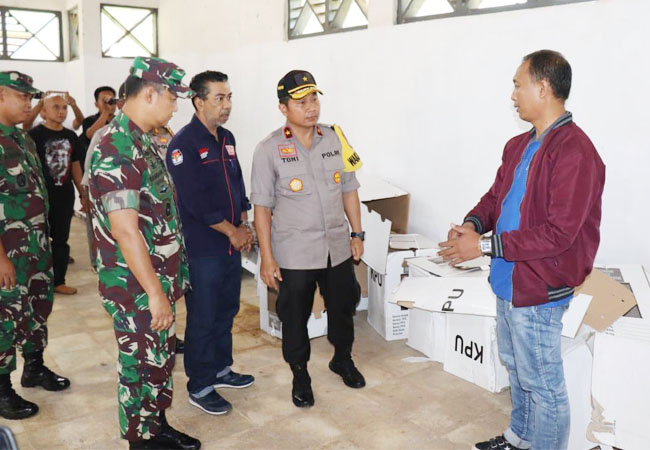 https://seputarmadura.com/wp-content/uploads/2019/04/Wakapolda-Jatim-Bersama-Kasdam-V-Brawijaya-Kunjungi-KPU-Sumenep.jpg