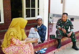 https://seputarmadura.com/wp-content/uploads/2019/05/Babinsa-Koramil-0827-23-Giligenting-Melaksanakan-Anjangsana-Untuk-Pererat-Silaturahmi-Dengan-Warga.jpg