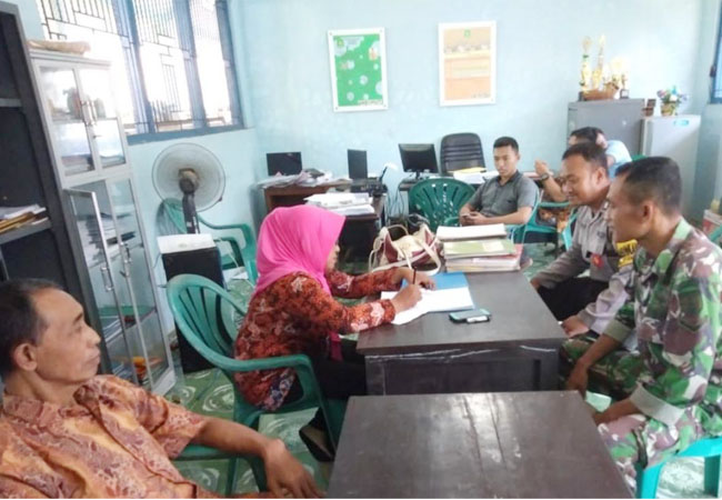 https://seputarmadura.com/wp-content/uploads/2019/05/Sinergitas-Babinsa-Koramil-0827-01-Kota-Bersama-Bhabinkamtibmas-Melaksanakan-Komsos-Dengan-Perangkat-Desa.jpg