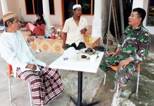 https://seputarmadura.com/wp-content/uploads/2019/07/Babinsa-Koramil-0827-05-Lenteng-Anjangsana-ke-Rumah-Warga-Binaan.jpg