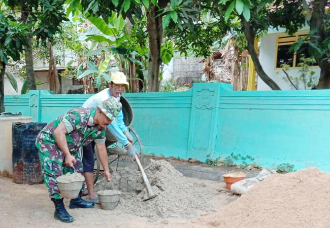 https://seputarmadura.com/wp-content/uploads/2019/07/Babinsa-Koramil-0827-23-Giligenting-Kerja-Bakti-Bersama-Warga-Desa-Binaan.jpg