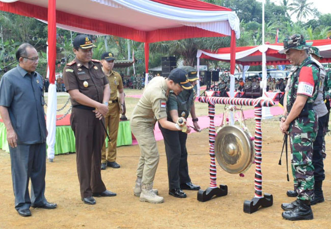 https://seputarmadura.com/wp-content/uploads/2019/07/Bupati-Pukul-Gong-Tanda-TMMD-Reg-105-Trenggalek-Dimulai.jpg