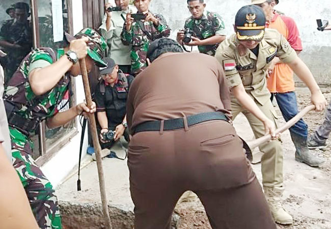 https://seputarmadura.com/wp-content/uploads/2019/07/Hebat-Bupati-Trenggalek-Gali-Pondasi-Masjid-.jpg