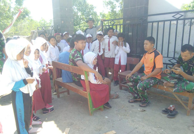 https://seputarmadura.com/wp-content/uploads/2019/07/Satgas-TMMD-Kodim-Sampang-Canda-Tawa-Bersama-Siswa-SDN-1-Desa-Karang-Anyar.jpg