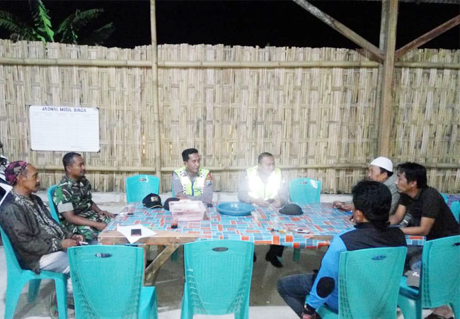https://seputarmadura.com/wp-content/uploads/2019/07/Sinergitas-Komsos-Babinsa-Koramil-0827-07-Guluk-Guluk-Bersama-Bhabinkamtibmas-.jpg