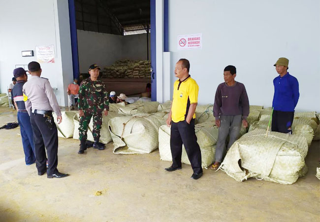 https://seputarmadura.com/wp-content/uploads/2019/08/Babinsa-Koramil-Guluk-Guluk-Bersama-Bhabinkamtibmas-Patrori-Ke-Gudang-Tembakau.jpg
