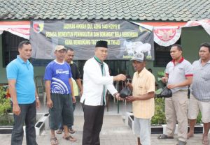 https://seputarmadura.com/wp-content/uploads/2019/08/Dandim-0827-Sumenep-Serahkan-Daging-Hewan-Qurban-Pada-Warga.jpg