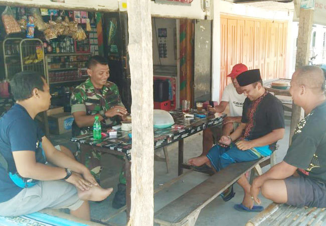 https://seputarmadura.com/wp-content/uploads/2019/08/Ngopi-Bareng-Bentuk-Komsos-Babinsa-Koramil-0827-06-Saronggi-Dengan-Warga.jpg
