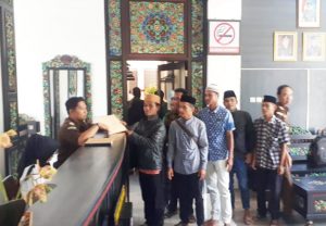 https://seputarmadura.com/wp-content/uploads/2019/08/Pemuda-Montorna-Datangi-Kejari-Sumenep-Laporkan-Dugaan-Penyimpangan-Raskin.jpg