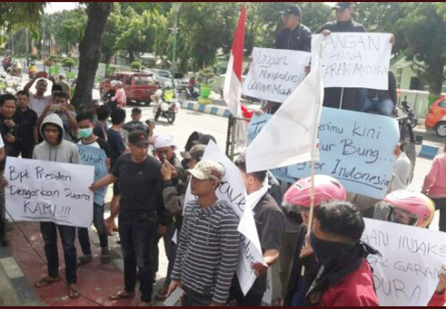 https://seputarmadura.com/wp-content/uploads/2019/08/Petambak-Garam-Sumenep-Aksi-Protes-Pernyataan-Presiden-Jokowi.jpg