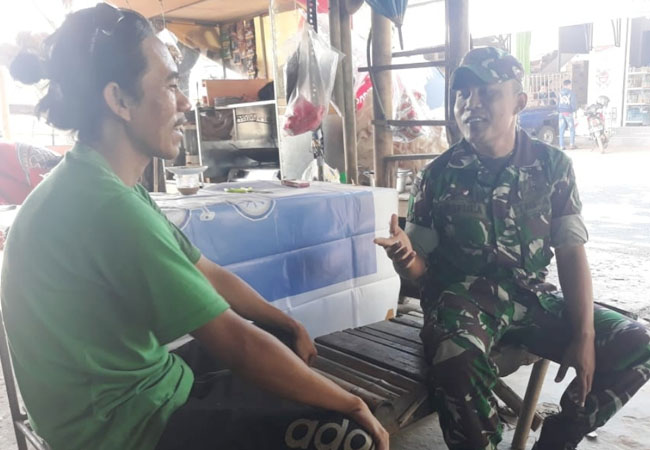 https://seputarmadura.com/wp-content/uploads/2019/08/Rutinitas-Babinsa-di-Sumenep-Jaga-Kamtibmas-Melalui-Komsos-.jpg