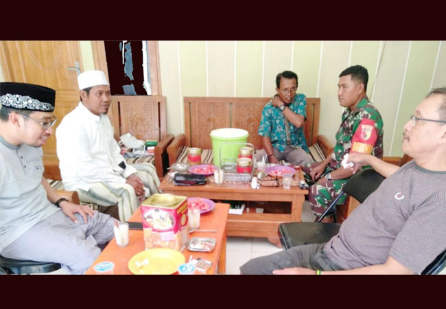 https://seputarmadura.com/wp-content/uploads/2019/08/Silaturahmi-ke-Kades-Bentuk-Komsos-Yang-Dilakukan-Babinsa-Koramil-0827-21-Raas-.jpg