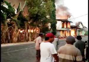 https://seputarmadura.com/wp-content/uploads/2019/08/Toko-Bangunan-di-Lenteng-Sumenep-Ludes-Terbakar.jpg