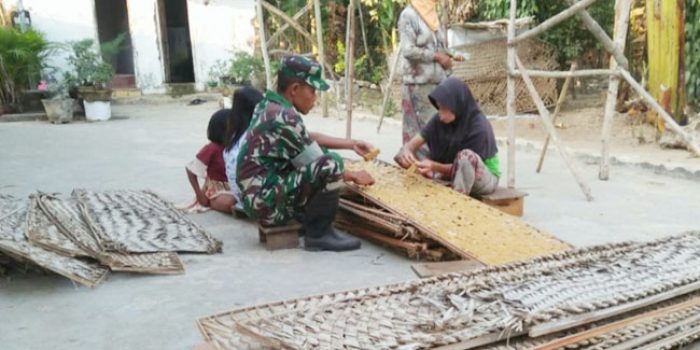 https://seputarmadura.com/wp-content/uploads/2019/09/Babinsa-Gapura-Sumenep-Selalu-Hadir-di-Tengah-tengah-Warga-Binaannya.jpg