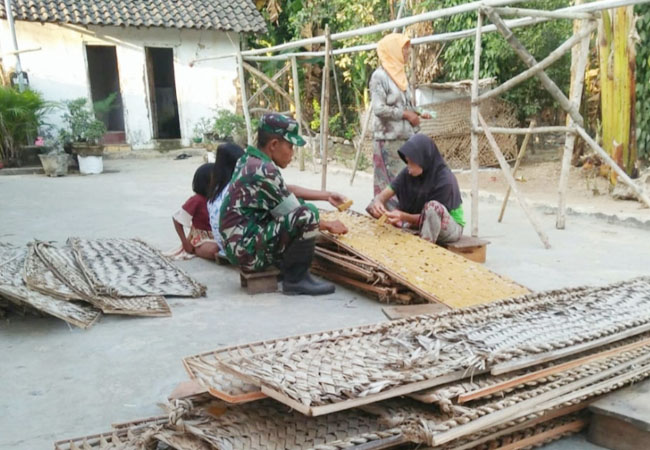 https://seputarmadura.com/wp-content/uploads/2019/09/Babinsa-Gapura-Sumenep-Selalu-Hadir-di-Tengah-tengah-Warga-Binaannya.jpg