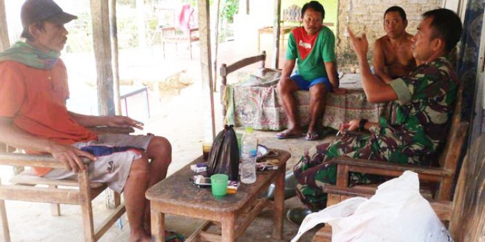 https://seputarmadura.com/wp-content/uploads/2019/09/Babinsa-Koramil-Ambunten-Sumenep-Aktif-Komsos-Dengan-Warganya-.jpg