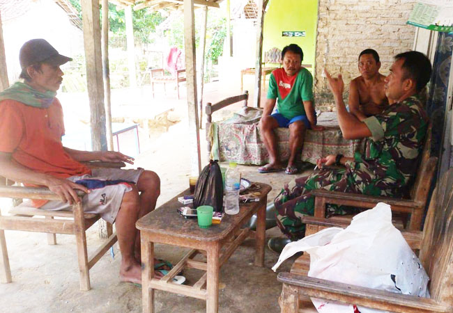 https://seputarmadura.com/wp-content/uploads/2019/09/Babinsa-Koramil-Ambunten-Sumenep-Aktif-Komsos-Dengan-Warganya-.jpg