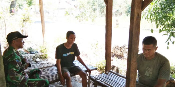 https://seputarmadura.com/wp-content/uploads/2019/09/Himpun-Informasi-Babinsa-Koramil-Giligenting-Dengan-Cara-Komsos-Bersama-Warga.jpg