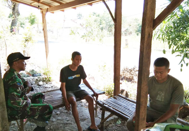 https://seputarmadura.com/wp-content/uploads/2019/09/Himpun-Informasi-Babinsa-Koramil-Giligenting-Dengan-Cara-Komsos-Bersama-Warga.jpg