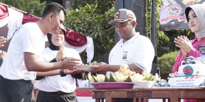 https://seputarmadura.com/wp-content/uploads/2019/09/JJS-dan-Gowes-Bareng-Peringati-HUT-Lalu-Lintas-ke-64-di-Mapolres-Sumenep.jpg