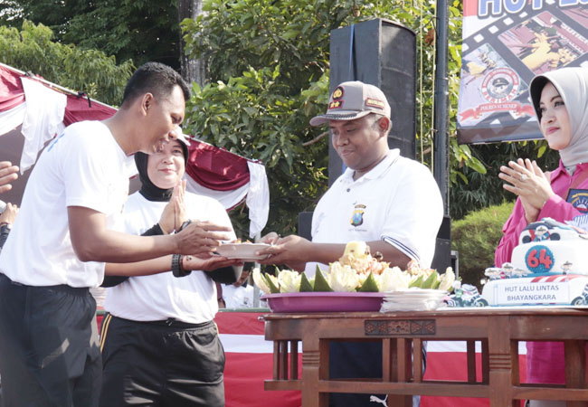 https://seputarmadura.com/wp-content/uploads/2019/09/JJS-dan-Gowes-Bareng-Peringati-HUT-Lalu-Lintas-ke-64-di-Mapolres-Sumenep.jpg