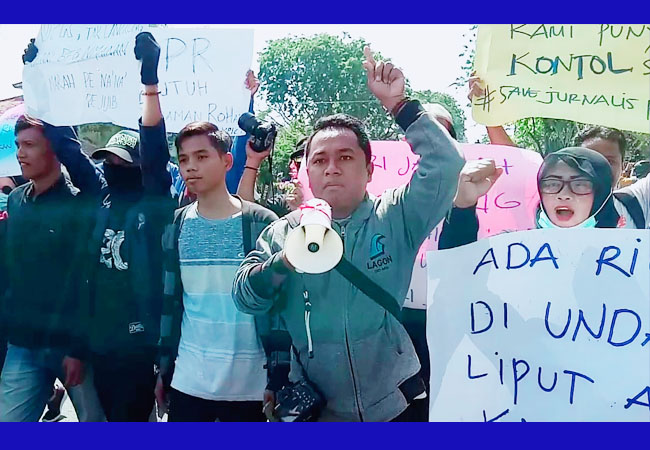 https://seputarmadura.com/wp-content/uploads/2019/09/Jurnalis-se-Pamekasan-Turun-Jalan-Kutuk-Aksi-Kekerasan.jpg
