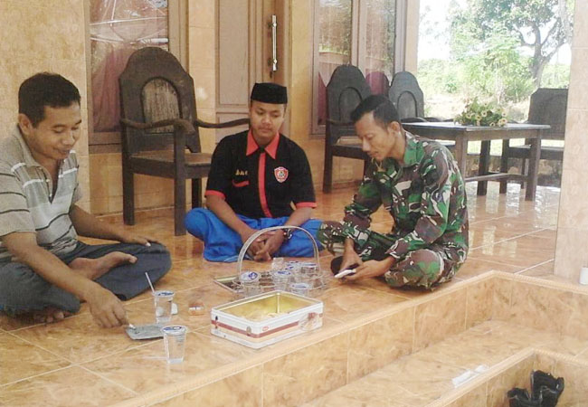 https://seputarmadura.com/wp-content/uploads/2019/09/Komsos-Dijadikan-Cermin-Kemanunggalan-Babinsa-Koramil-Dasuk-Bersama-Warga-.jpg