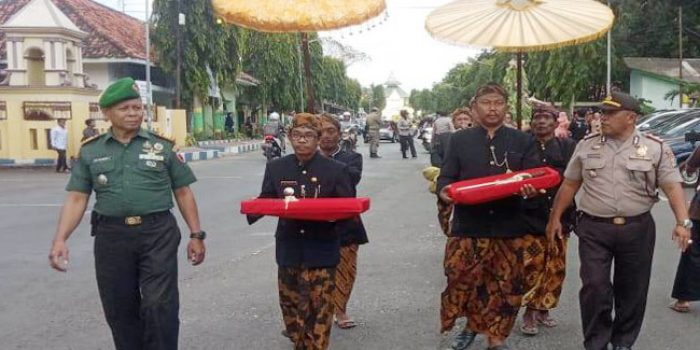 https://seputarmadura.com/wp-content/uploads/2019/09/Wakapolres-Sumenep-Pimpin-Pam-Kirab-dan-Jamasan-Keris-Pusaka-Keraton.jpg