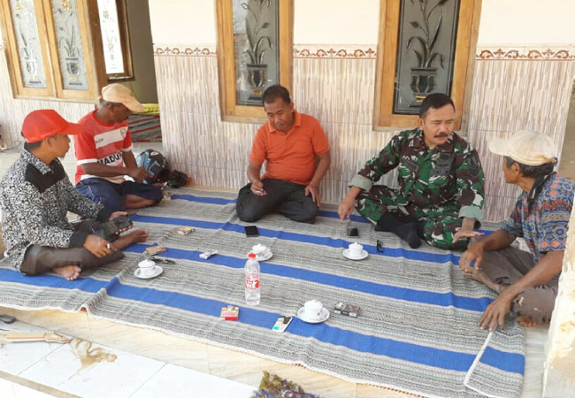 https://seputarmadura.com/wp-content/uploads/2019/10/Bersama-Kades-Ellak-Daya-Babinsa-Koramil-Lenteng-Lakukan-Komsos.jpg