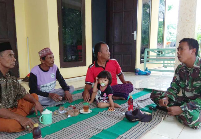 https://seputarmadura.com/wp-content/uploads/2019/10/Binter-Dengan-Warga-Binaannya-Babinsa-Koramil-Kalianget-Aktifkan-Komsos.jpg