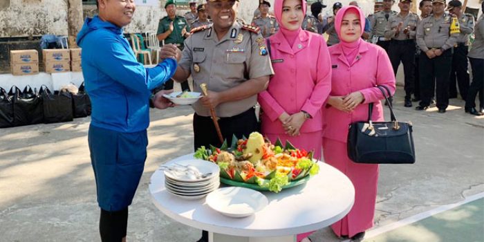 https://seputarmadura.com/wp-content/uploads/2019/10/HUT-TNI-ke-74-Kapolres-Beri-Kejutan-Kue-dan-Nasi-Tumpeng-ke-Makodim-Sumenep.jpg