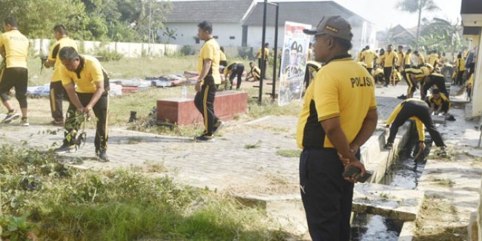 https://seputarmadura.com/wp-content/uploads/2019/10/Jelang-Musim-Hujan-Polres-Sumenep-Bersih-Bersih-Belakang-Asrama.jpg