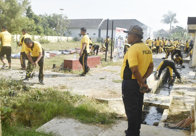 https://seputarmadura.com/wp-content/uploads/2019/10/Jelang-Musim-Hujan-Polres-Sumenep-Bersih-Bersih-Belakang-Asrama.jpg