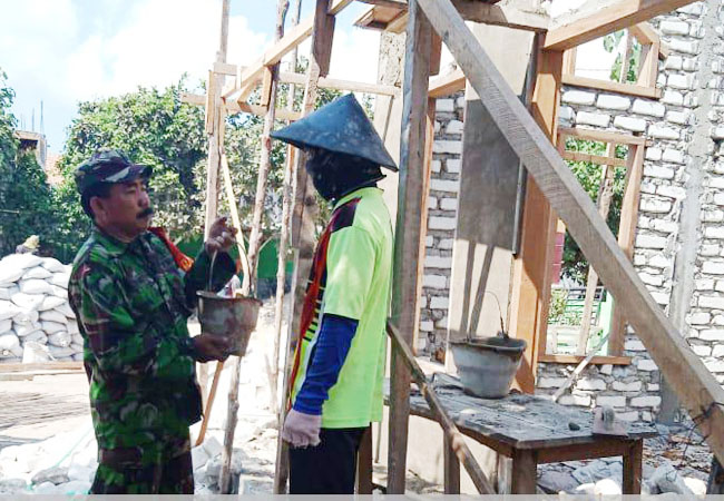 https://seputarmadura.com/wp-content/uploads/2019/10/Karya-Bakti-Babinsa-Koramil-Sapeken-Dengan-Bantu-Rehab-MI.jpg