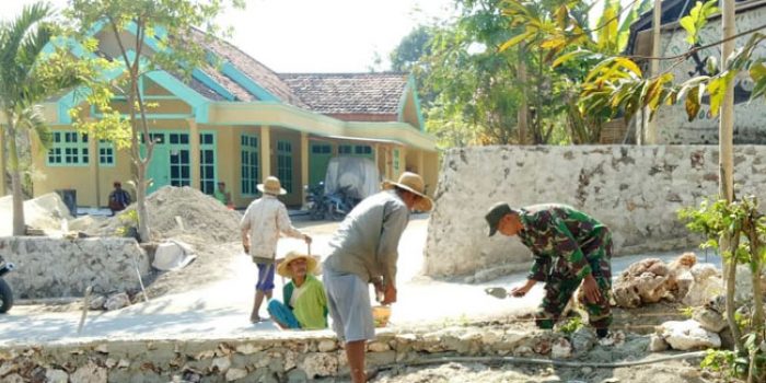 https://seputarmadura.com/wp-content/uploads/2019/10/Komsos-Babinsa-Koramil-Bluto-Bantu-Warga-Membuat-Saluran-Air.jpg