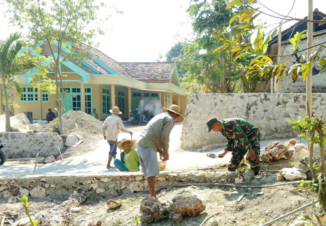 https://seputarmadura.com/wp-content/uploads/2019/10/Komsos-Babinsa-Koramil-Bluto-Bantu-Warga-Membuat-Saluran-Air.jpg