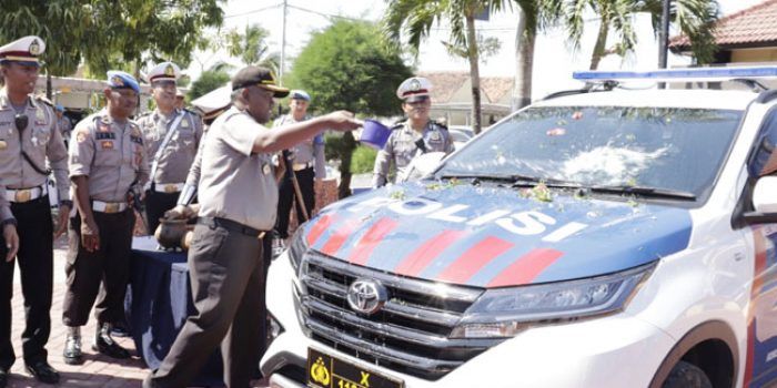 https://seputarmadura.com/wp-content/uploads/2019/10/Penyerahan-Mobdin-Kasat-Lantas-Polres-Sumenep-Diawali-Ritual-Siraman-Kembang.jpg