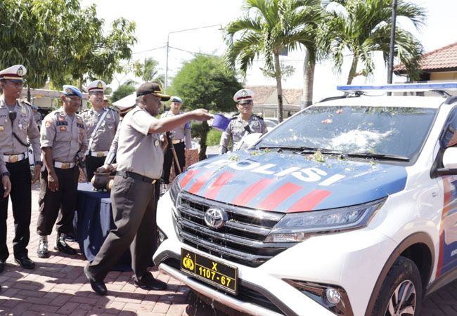 https://seputarmadura.com/wp-content/uploads/2019/10/Penyerahan-Mobdin-Kasat-Lantas-Polres-Sumenep-Diawali-Ritual-Siraman-Kembang.jpg