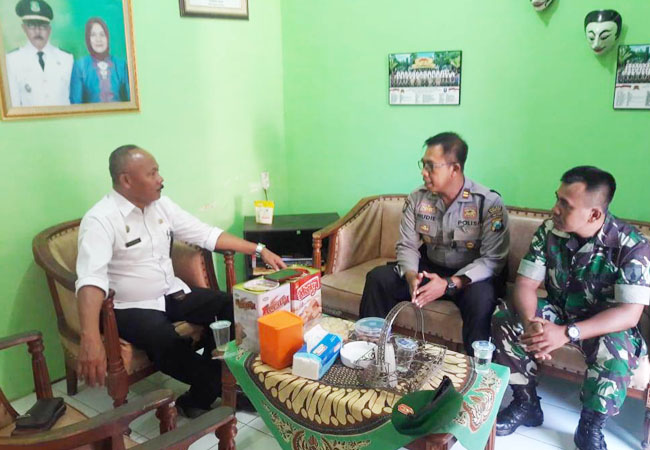 https://seputarmadura.com/wp-content/uploads/2019/10/Sarana-Interaksi-Antar-Aparat-Negara-Melalui-Komsos-Babinsa-Koramil-Dasuk-.jpg