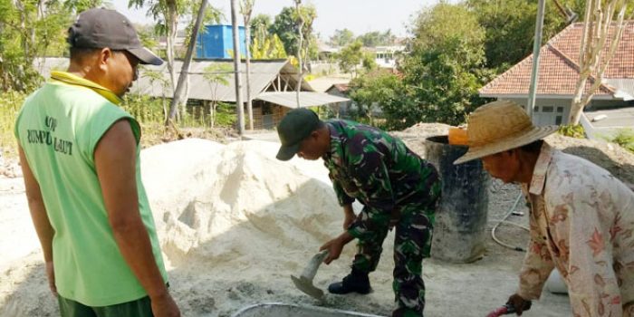 https://seputarmadura.com/wp-content/uploads/2019/10/Serbuan-Teritorial-Babinsa-Koramil-Bluto-Dengan-Membantu-Warga-Renovasi-Rumah.jpg