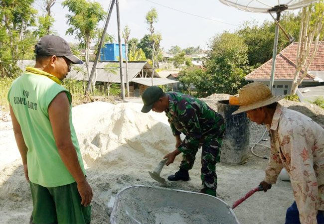 https://seputarmadura.com/wp-content/uploads/2019/10/Serbuan-Teritorial-Babinsa-Koramil-Bluto-Dengan-Membantu-Warga-Renovasi-Rumah.jpg